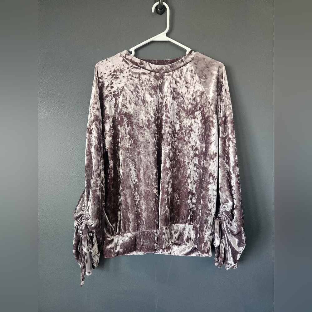 RO & DE Women's M Stormy Gray Purple Crushed Velvet Feminine Top euc  Excellent